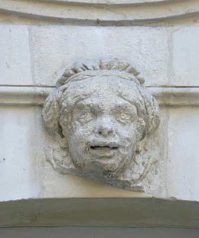 Mascaron de l`hôtel de Beauvais, Paris
